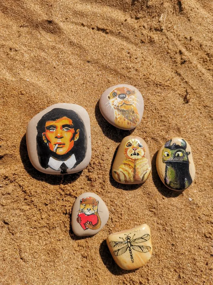 Painted stone 09