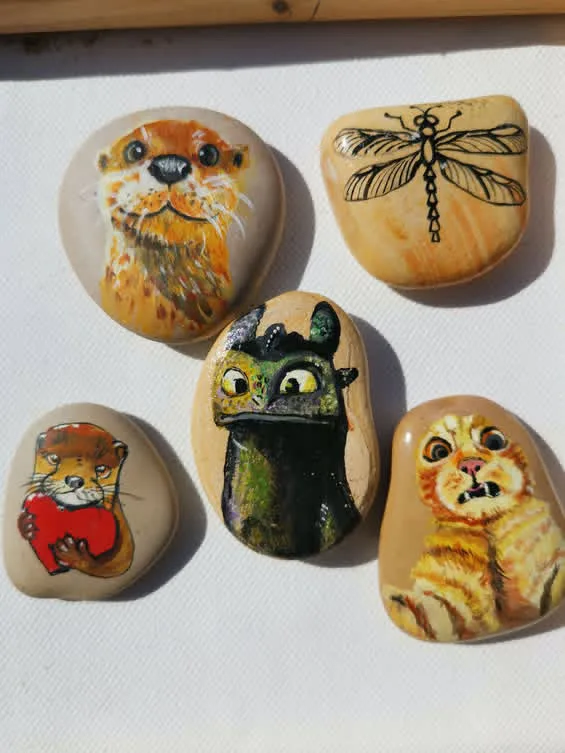 Painted stone 10
